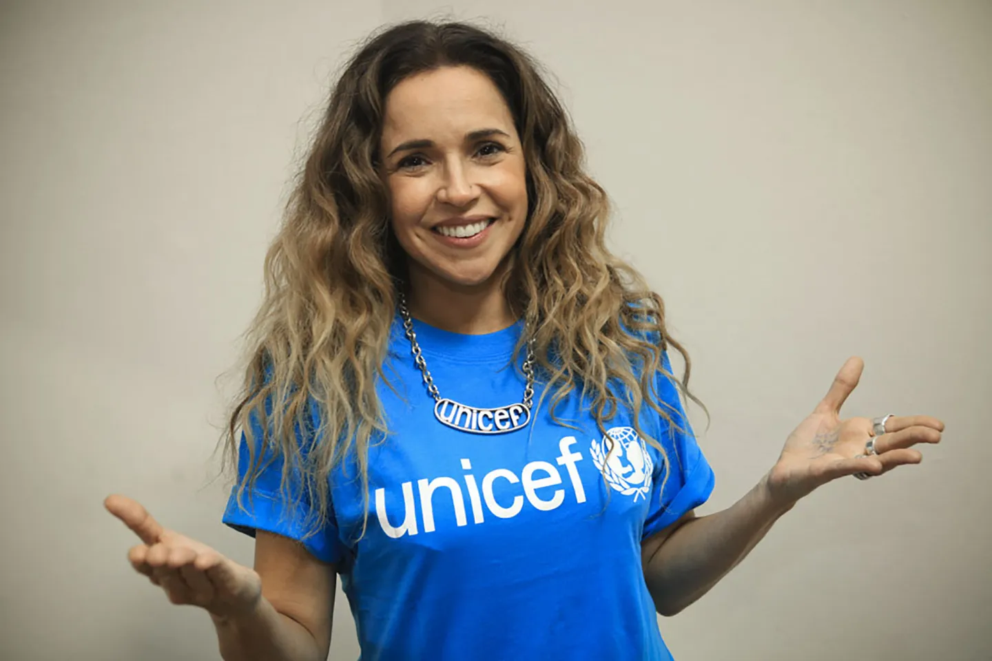 Daniela Mercury vestindo a camiseta do UNICEF