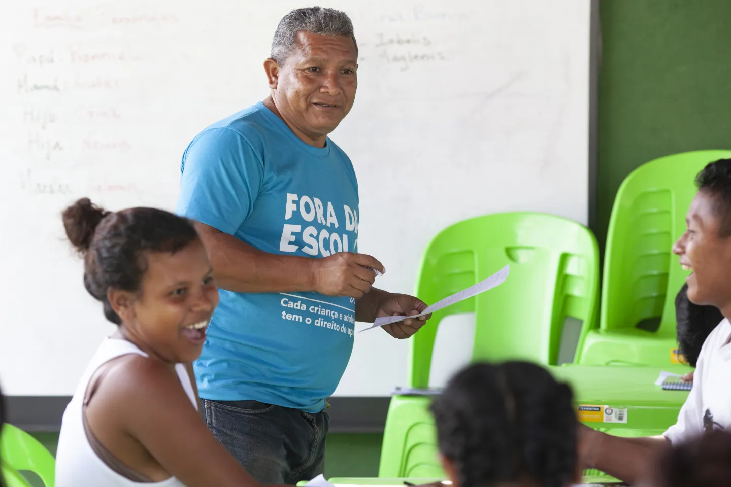 um professor e seus alunos em um espa&ccedil;o de aprendizagem tempor&aacute;rios