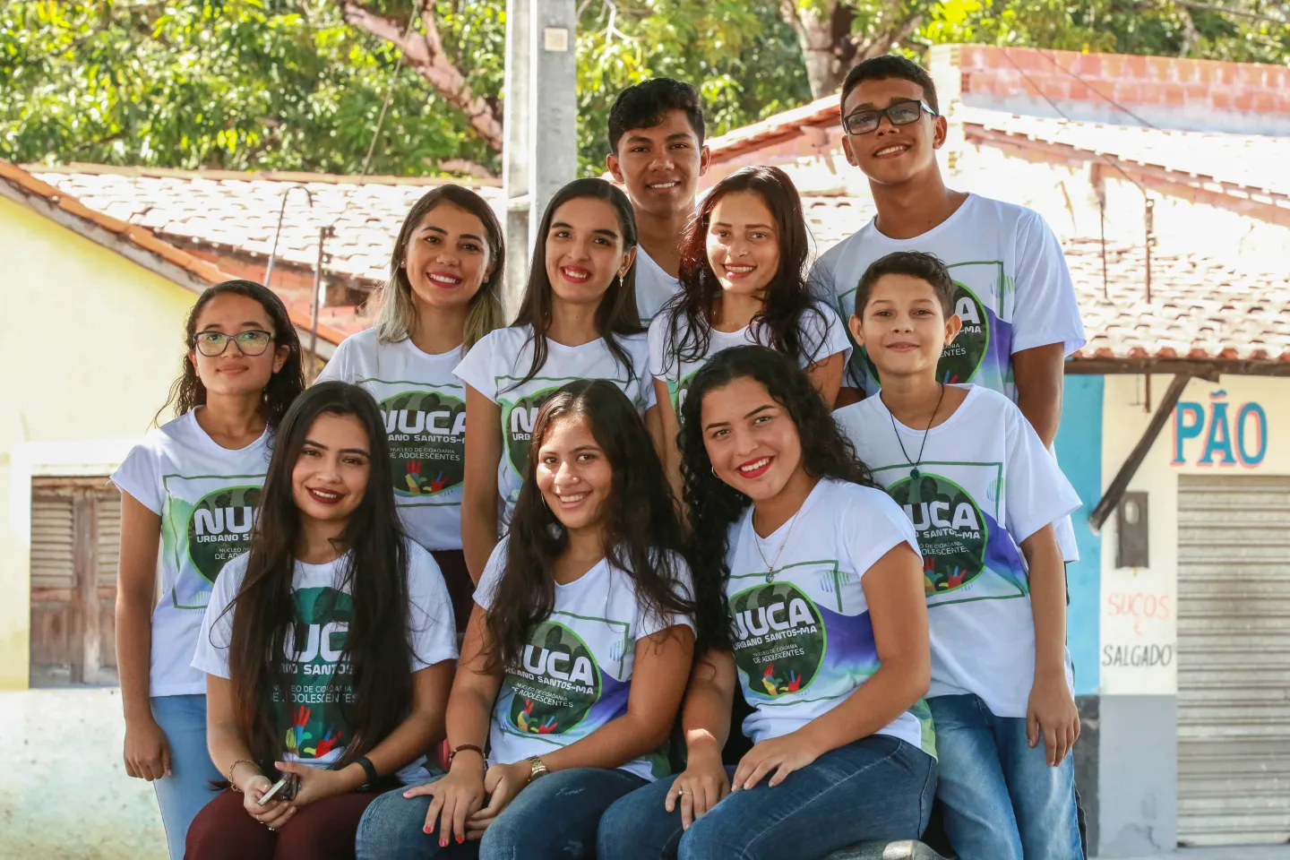 um grupo de 10 adolescentes e jovens, vestindo a camiseta do NUCA, posam para a foto