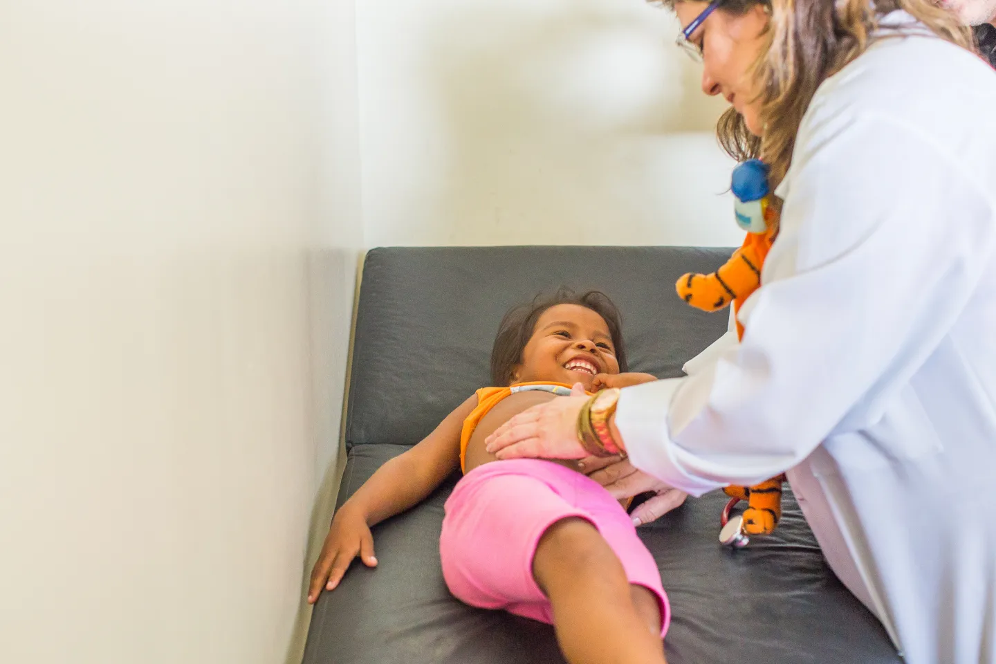 M&eacute;dica examina crian&ccedil;a