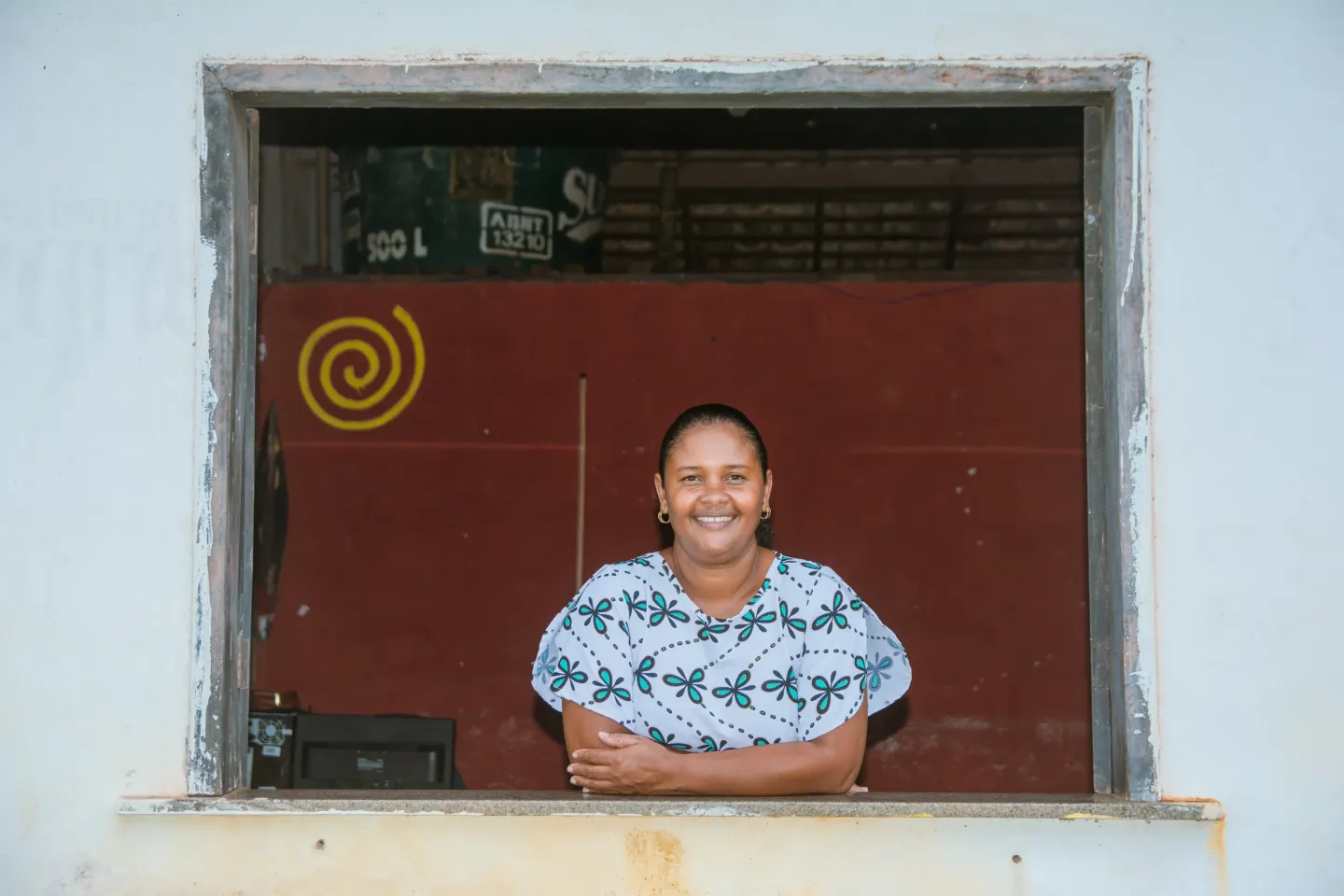 mulher posa para foto de bra&ccedil;os cruzados em janela