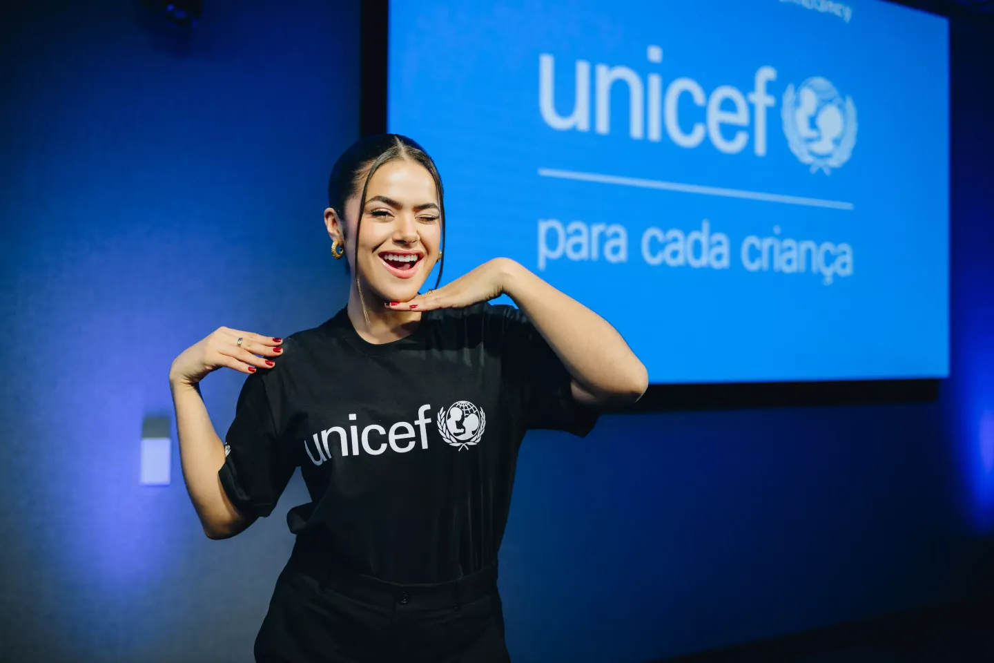 Foto mostra a apresentadora e atriz Maisa Silva com a t-shirt do UNICEF