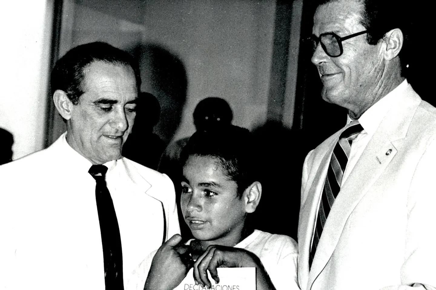 Renato Arag&atilde;o e Roger Moore com um menino. Foto antiga, de 1991.