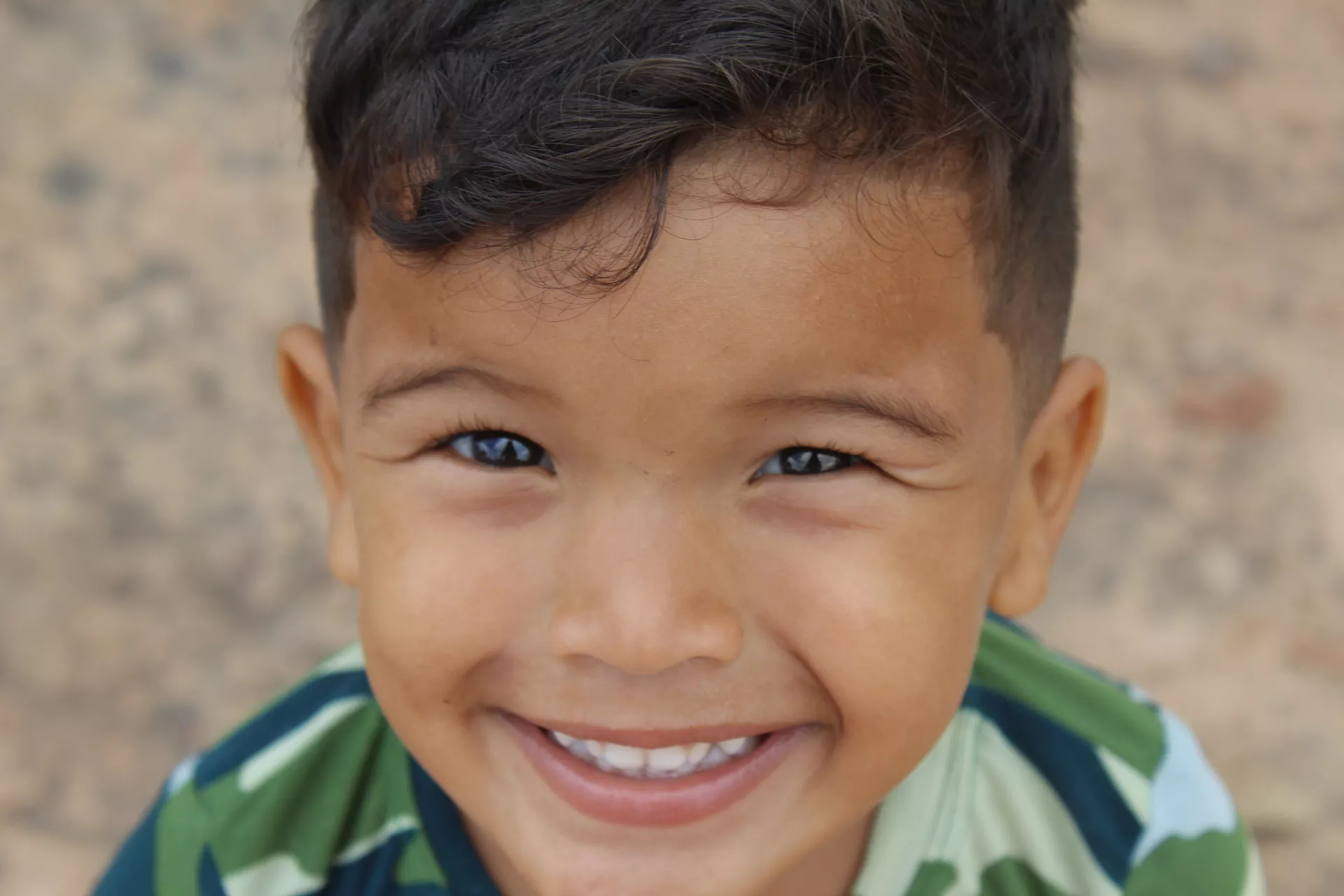 Um menino venezuelano sorri para a foto no abrigo Rondon 1 em Boa Vista, Roraima