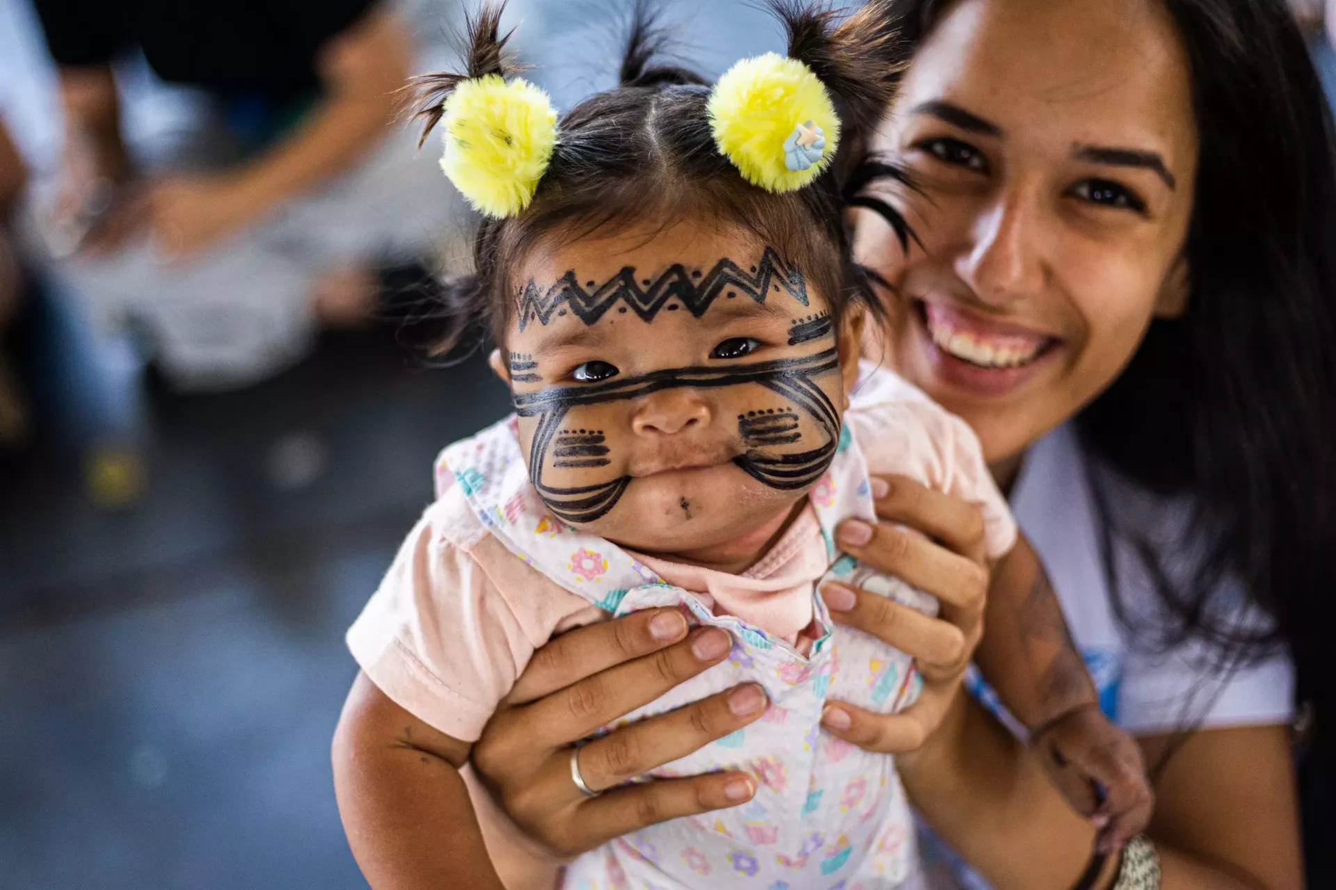 funcion&aacute;ria do UNICEF segura beb&ecirc; ind&iacute;gena no colo