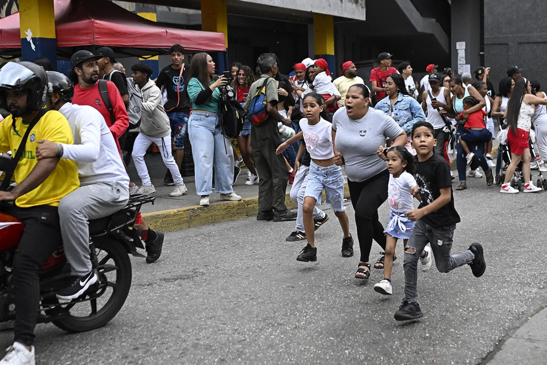 crian&ccedil;as correndo em rua ap&oacute;s terremoto na venezuela