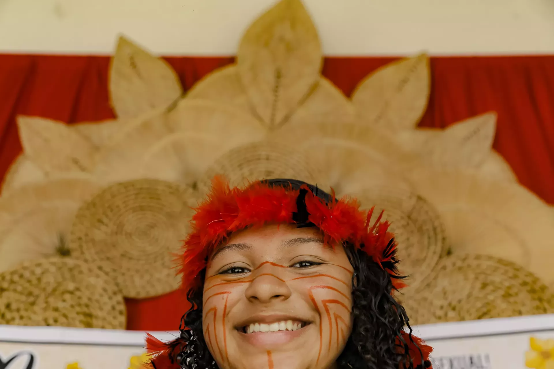 menina ind&iacute;gena sorri