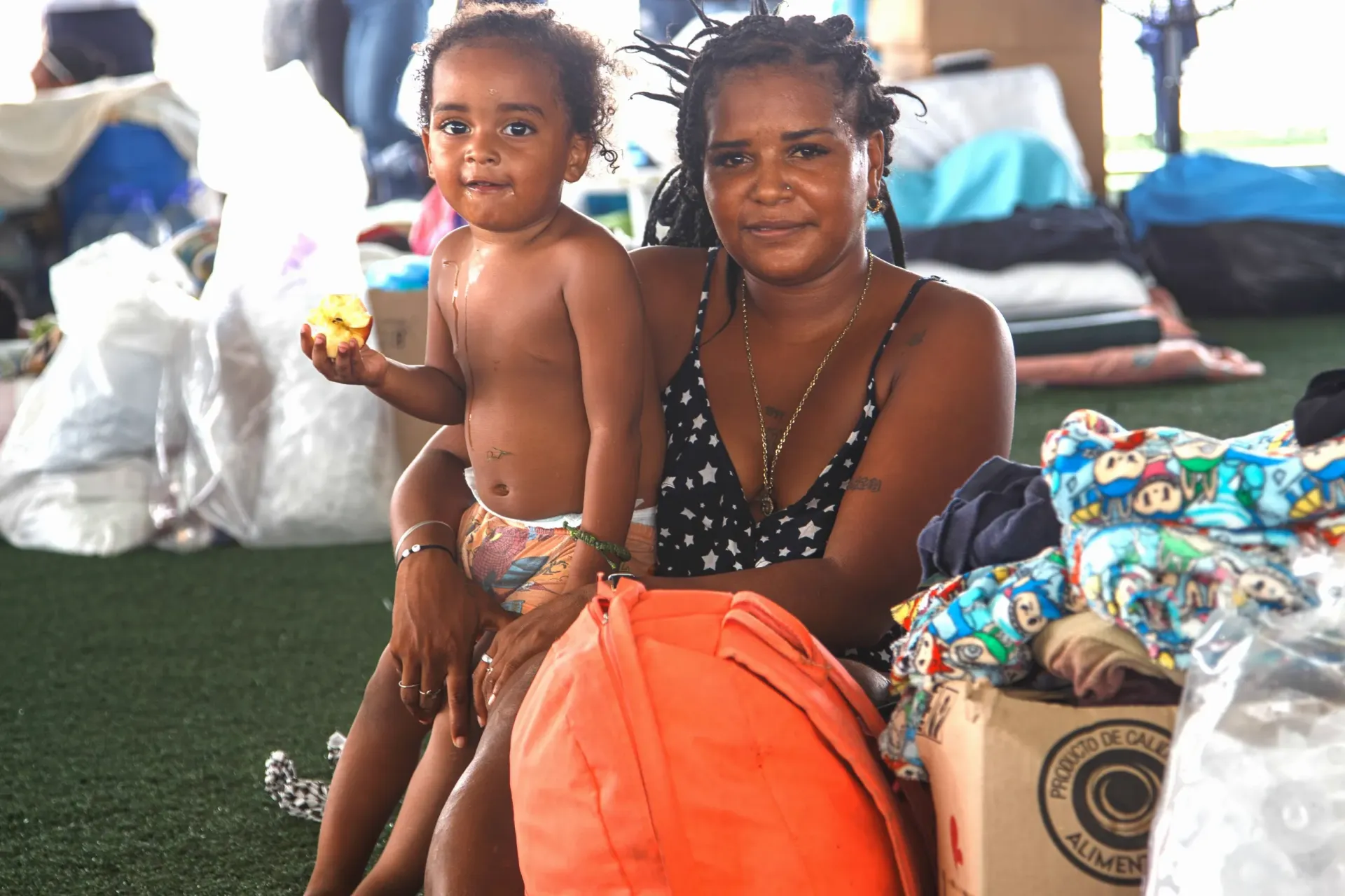 mulher e crian&ccedil;a em abrigo na Venezuela ap&oacute;s terremotos