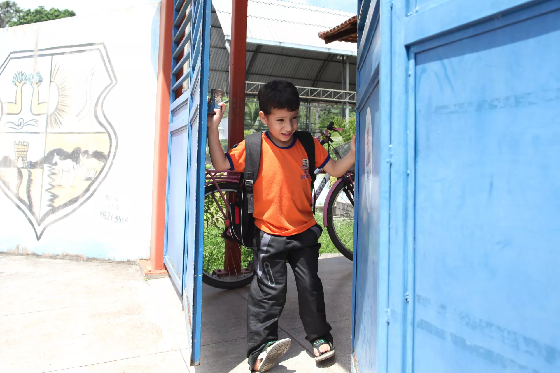 Menino saindo da escola