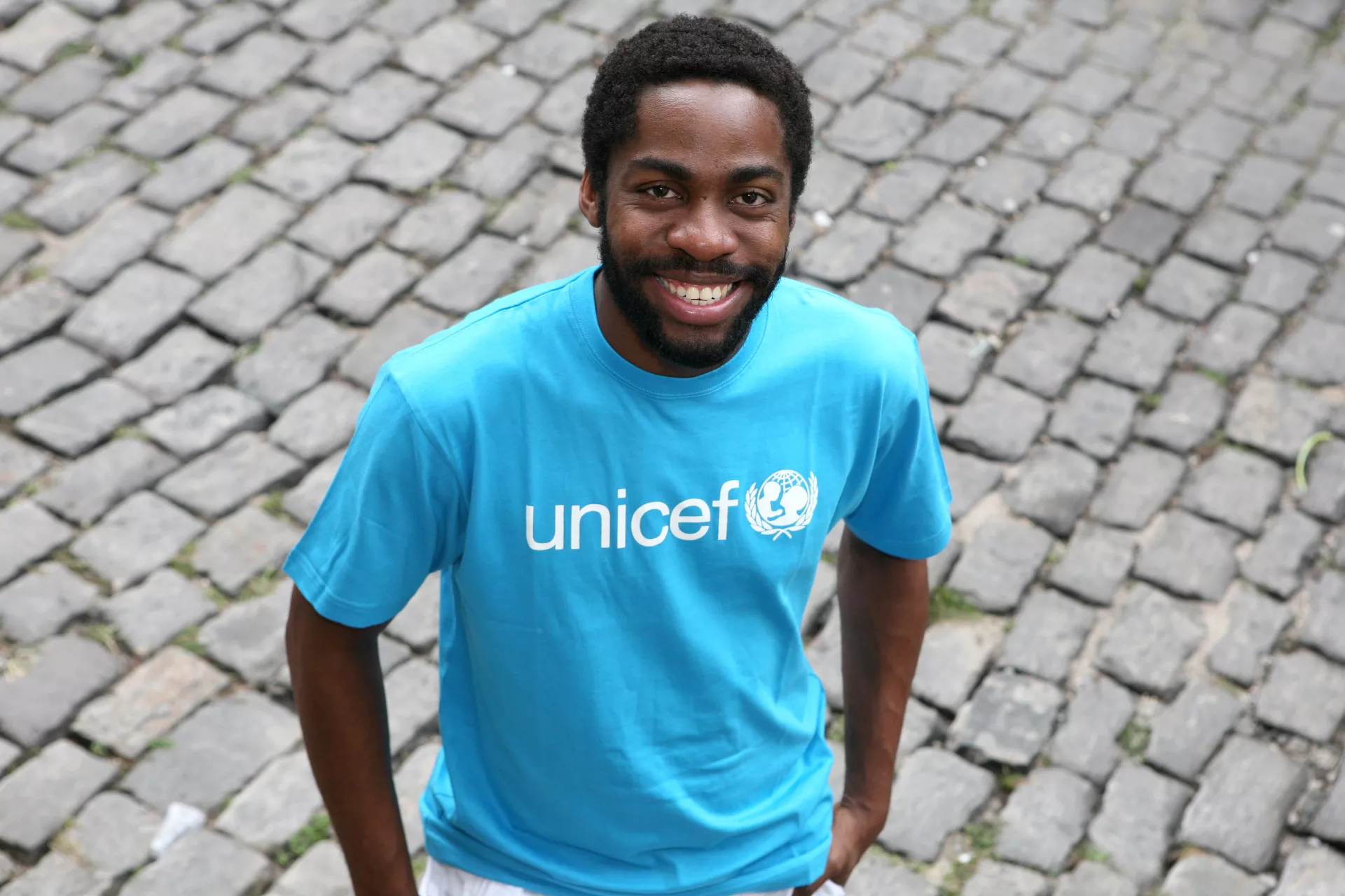 L&aacute;zaro Ramos posa com a camiseta do UNICEF