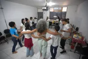 adolescentes abra&ccedil;ados em c&iacute;rculo