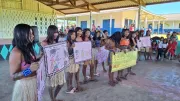 grupo de jovens ind&iacute;genas apresenta materiais feitos em cartolina amarela