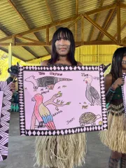 jovem ind&iacute;gena segura cartaz com desenhos