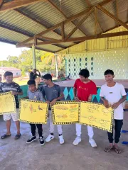 jovens ind&iacute;genasseguram cartazes com desenhos