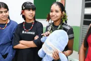 jovens ind&iacute;genas seguram boneco de pel&uacute;cia azul, o unicefito