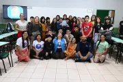 grupo de jovens e alguns adultos posam para foto
