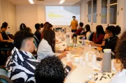 grupo de jovens em atividade em uma mesa no Rio de Janeiro