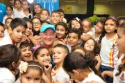 Renato Arag&atilde;o cercado de crian&ccedil;as em evento do UNICEF em Sobral