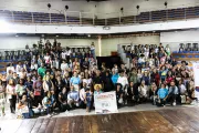 Grupo de pessoas posa para a foto.