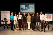 Grupo de pessoas posa para a foto.