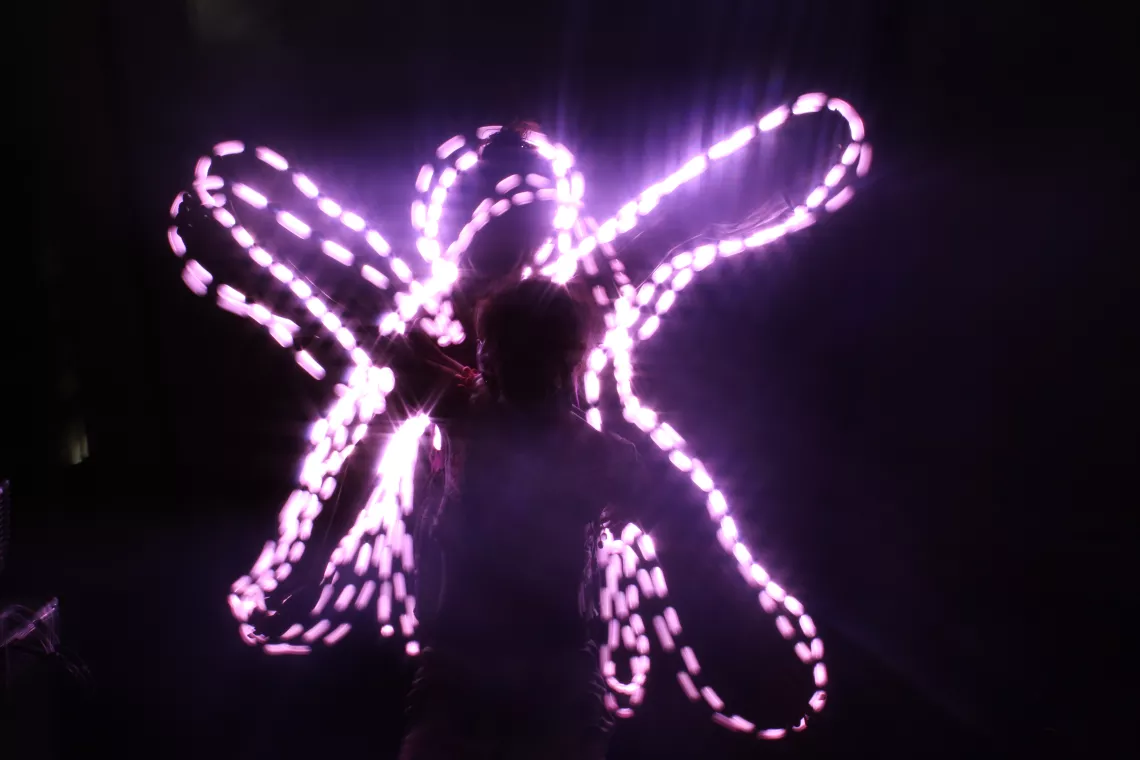 Imagem da turma de um abrigo com t&eacute;cnica de pintar com a luz (lightpainting) 