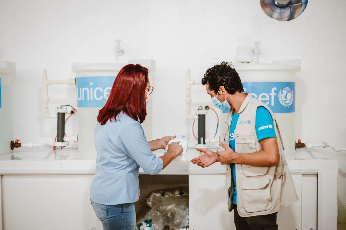 duas pessoas vendo produtos em laborat&oacute;rio