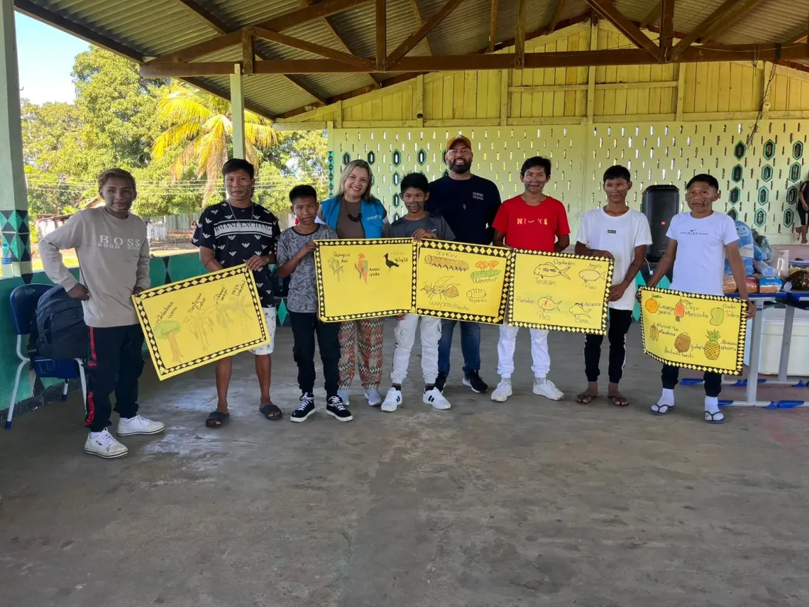 grupo de jovens ind&iacute;genas segura cartazes amarelos