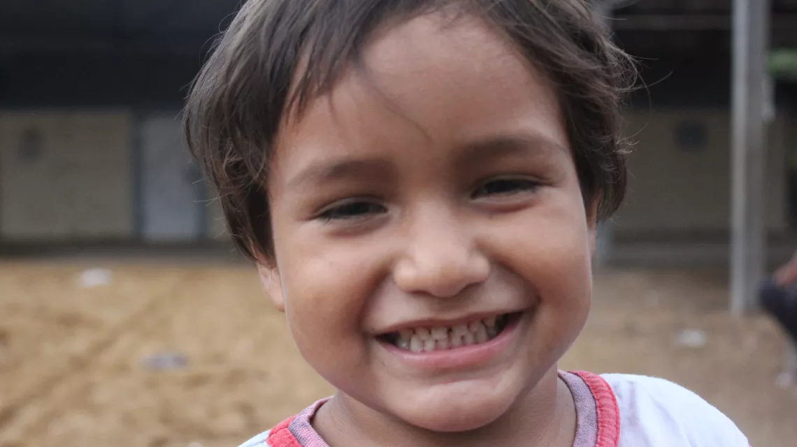 menino sorrindo no abrigo Pintol&acirc;ndia