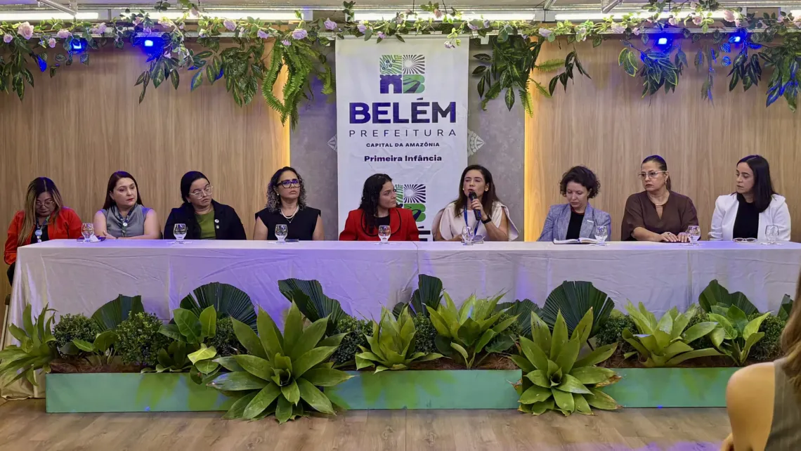 Mesa de abertura reuniu representantes de diferentes &oacute;rg&atilde;os municipais envolvidos nas a&ccedil;&otilde;es voltadas &agrave; primeira inf&acirc;ncia, incluindo o UNICEF