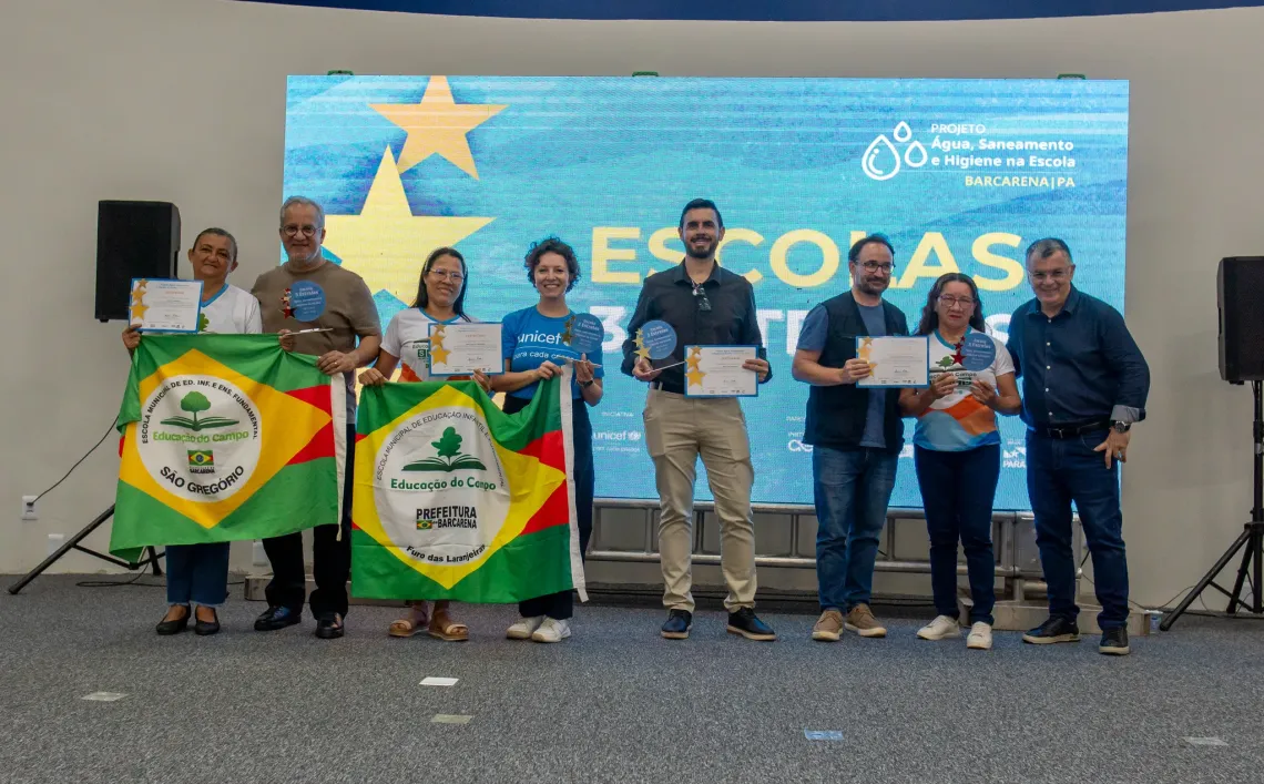 grupo de pessoas em p&eacute; em palco