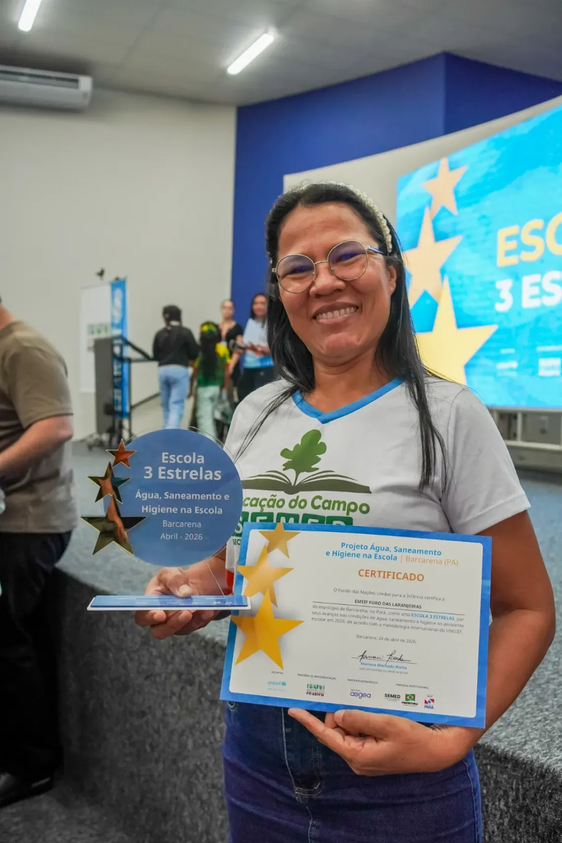 mulher segura trof&eacute;u e certificado
