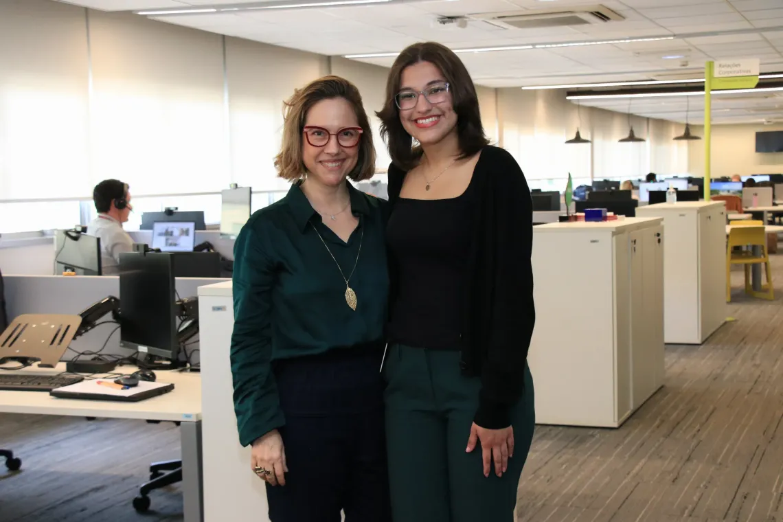 duas mulheres posam para foto
