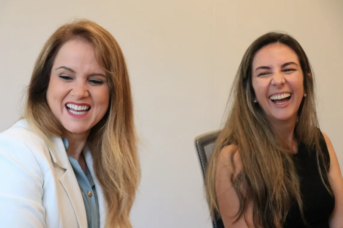 duas mulheres sorriem 