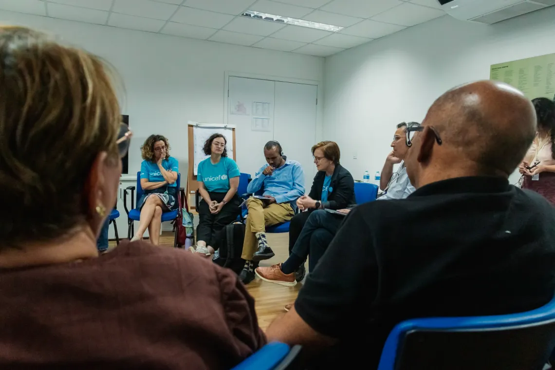 grupo de funcion&aacute;rios do UNICEF e lideran&ccedil;as locais participam de roda de conversa sobre prote&ccedil;&atilde;o de crian&ccedil;as e adolescentes no Recife
