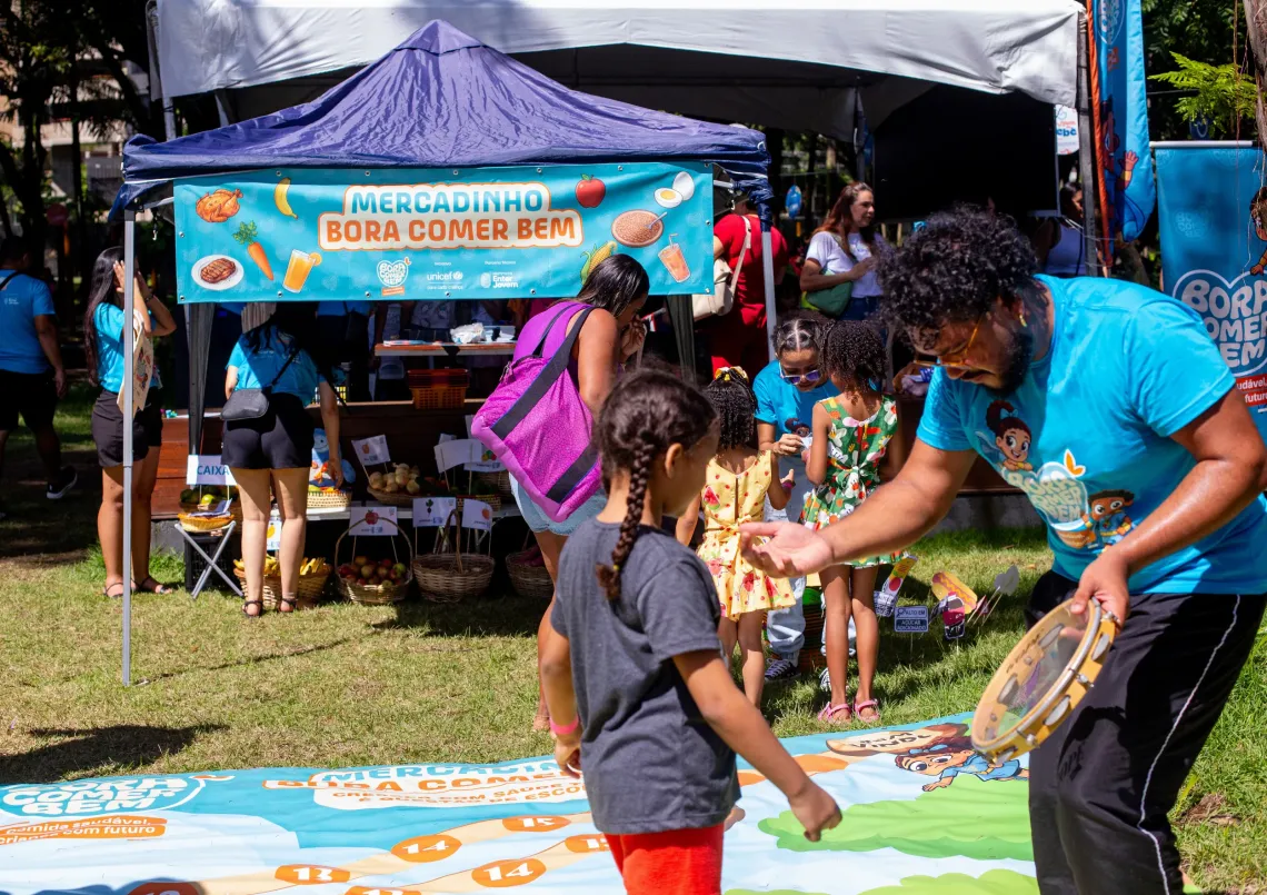 homem faz atividade com crian&ccedil;a em parque durante eventos da Semana do Beb&ecirc; no Recife, evento organizado pelo UNICEF