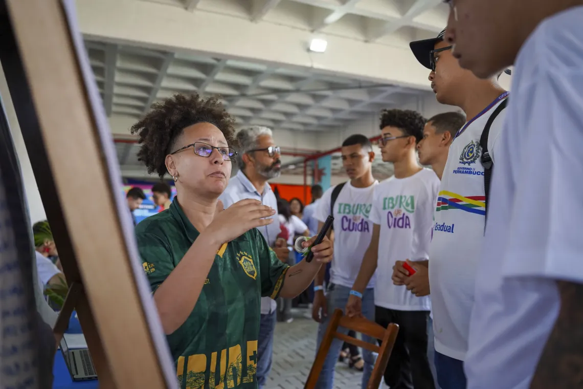 Adolescentes em atividades durante o II Festival 1Mio, no Ibura, Recife, evento organizado pelo UNICEF