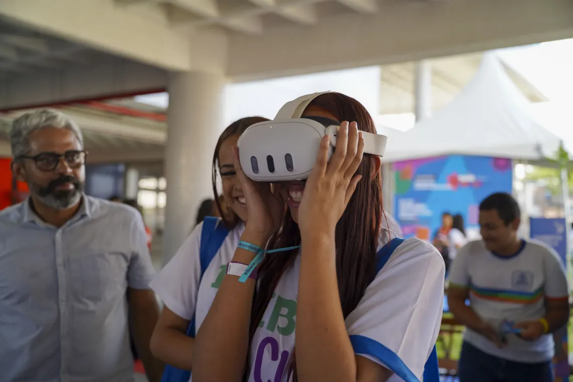 Adolescente usa &oacute;culos de realidade virtual no II Festival 1Mio, no Ibura, Recife, evento promovido pelo UNICEF