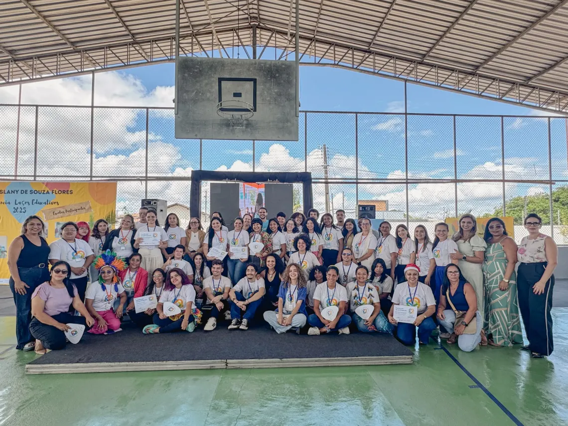 grupo de pessoas em quadra esportiva em uma escola