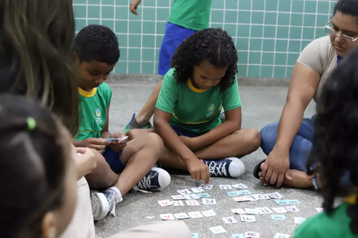 crian&ccedil;as fazem atividade educativa no ch&atilde;o