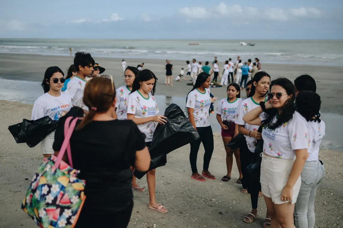 Adolescentes de Cruz, no Cear&aacute;, se mobilizam pela limpeza das praias 