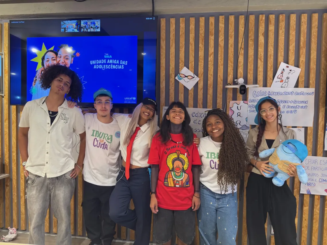 grupo de 6 adolescentes posa para foto