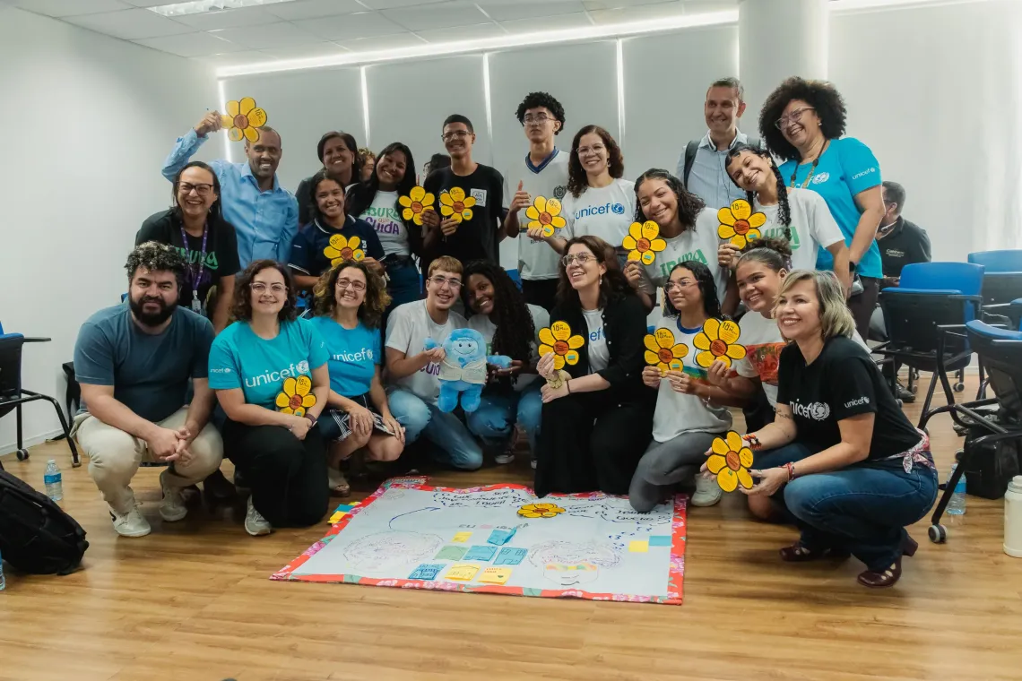 adolescentes e funcion&aacute;rios do UNICEF