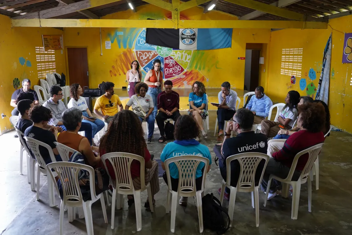 pessoas em roda de conversa sobre prote&ccedil;&atilde;o contra viol&ecirc;ncias promovida pelo UNICEF no Recife