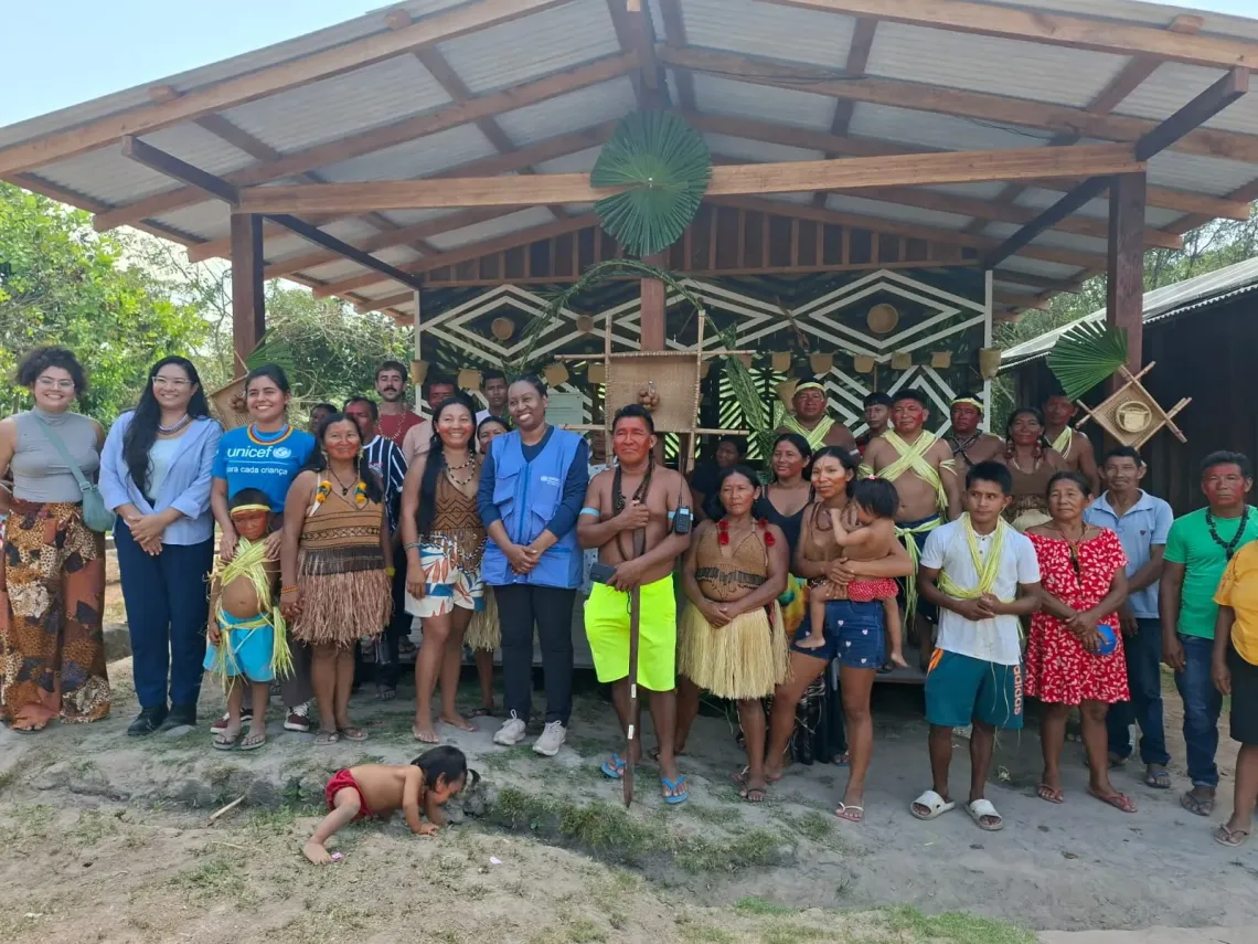 comunidade ind&iacute;gena e t&eacute;cnicos da ONU em frente &agrave; Sala de geomonitoramento Munduruku 