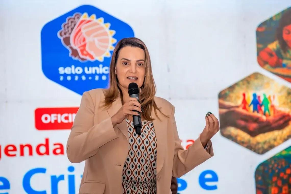 Sheila Lemos, prefeita de Vit&oacute;ria da Conquista, em treinamento do Selo UNICEF