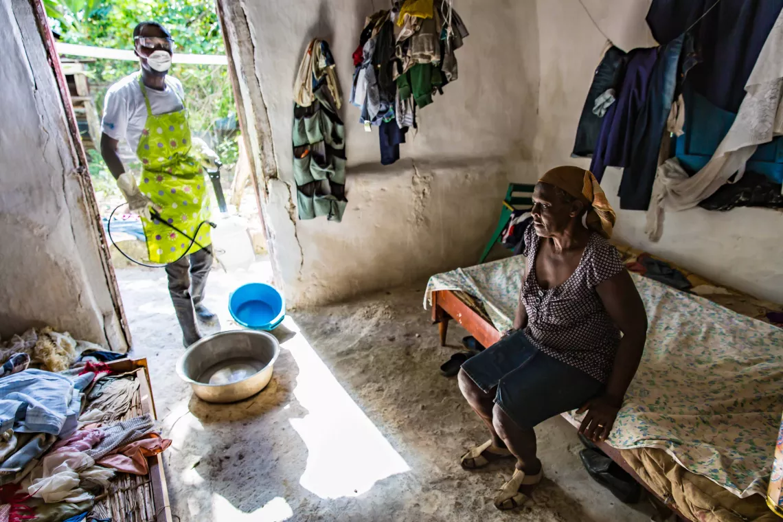 Um membro de uma equipe de resposta r&aacute;pida &agrave; c&oacute;lera apoiada pelo UNICEF usa um pulverizador de press&atilde;o contendo uma solu&ccedil;&atilde;o de cloro para desinfetar &aacute;reas potencialmente contaminadas por bact&eacute;rias da c&oacute;lera em Jacmel, Haiti