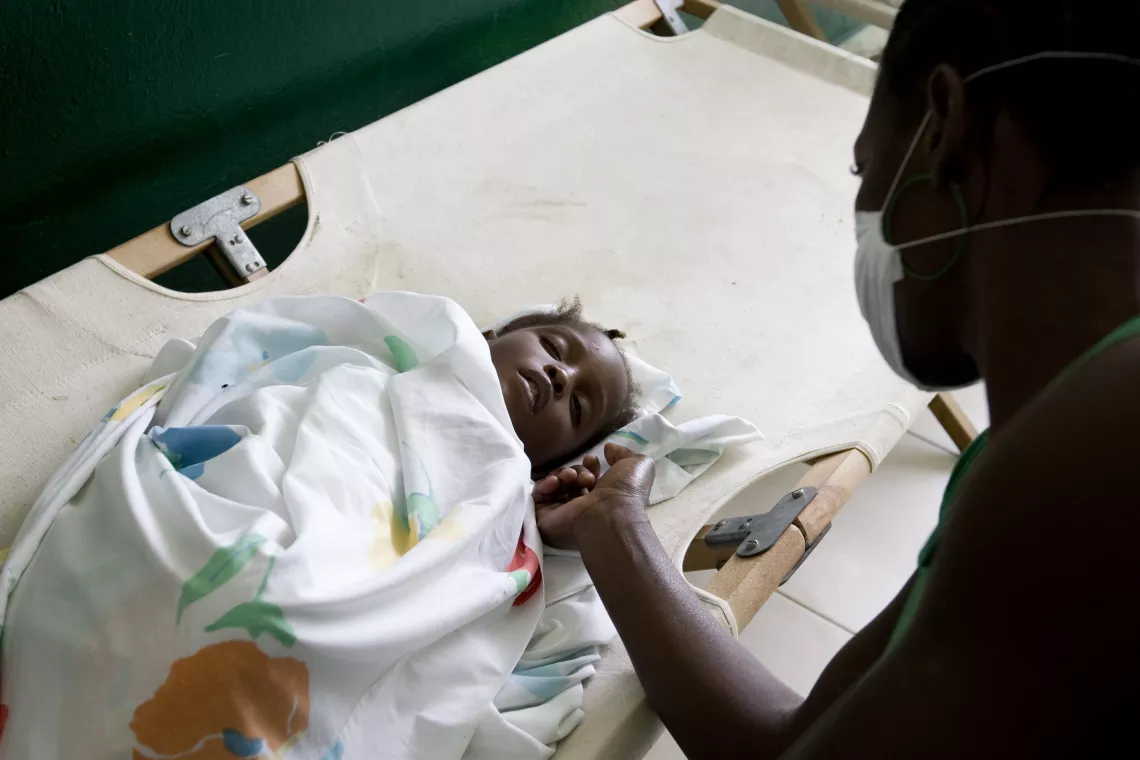 Uma garota que contraiu c&oacute;lera encontra-se em um ber&ccedil;o no hospital de Gonaives, uma comuna no norte do Haiti e a capital da regi&atilde;o de Artibonite. 