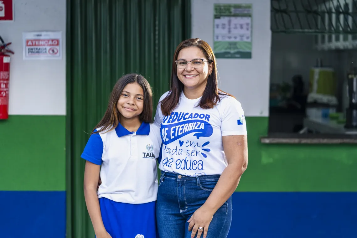 Ana Tamyres e Simone Chaves, diretora da Escola Maria Alexandrino Nogueira Marques. 