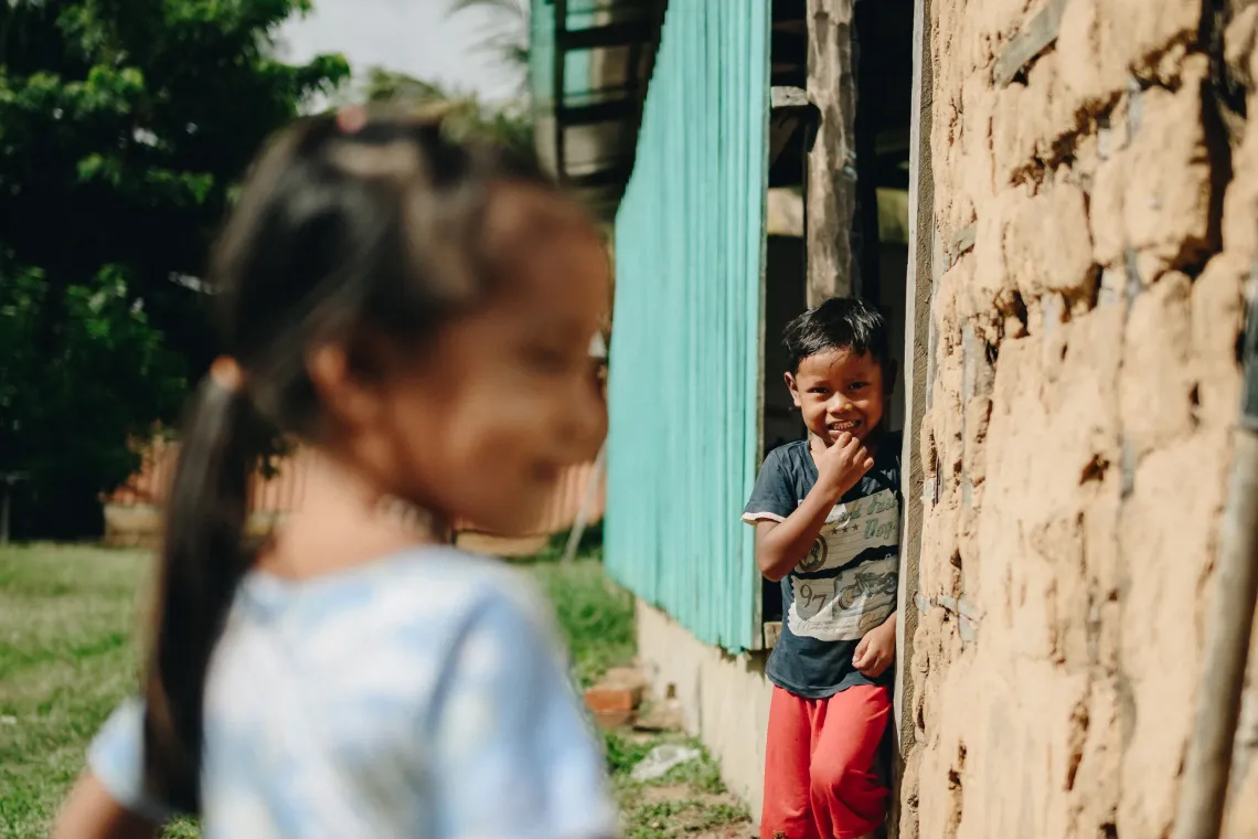 menina no plano de frente e menino no plano de fundo