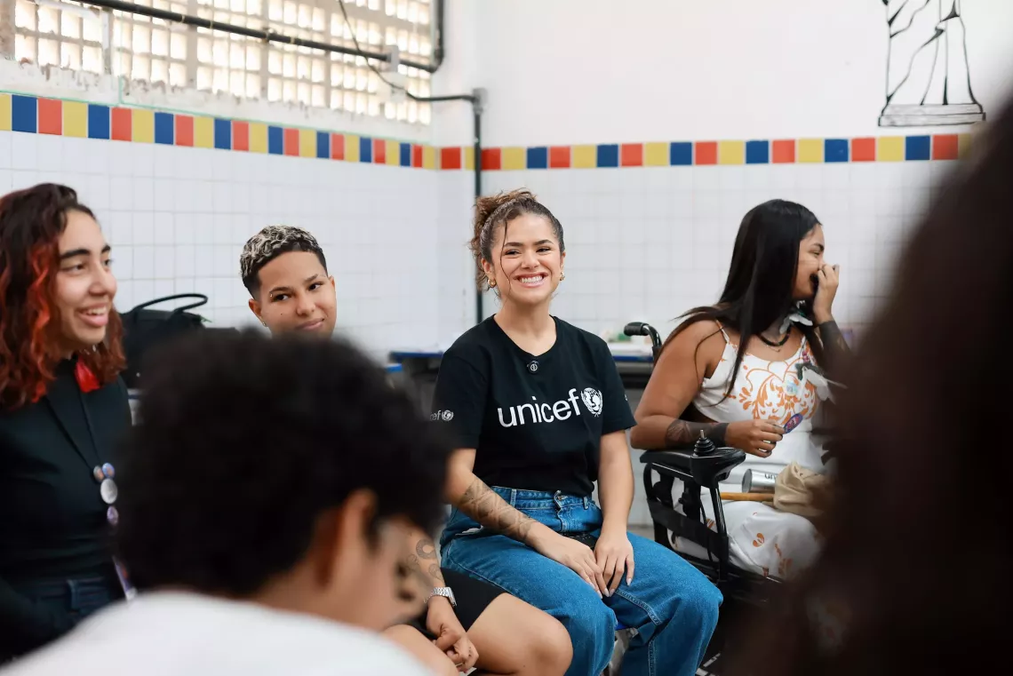 embaixadora Ma&iacute;sa conversa com jovens